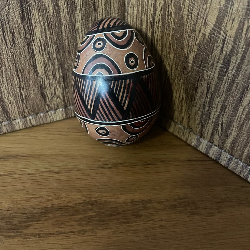 Lot of 2 Made in Kenya Carved Soap Stone Eggs - Picture 11 of 12